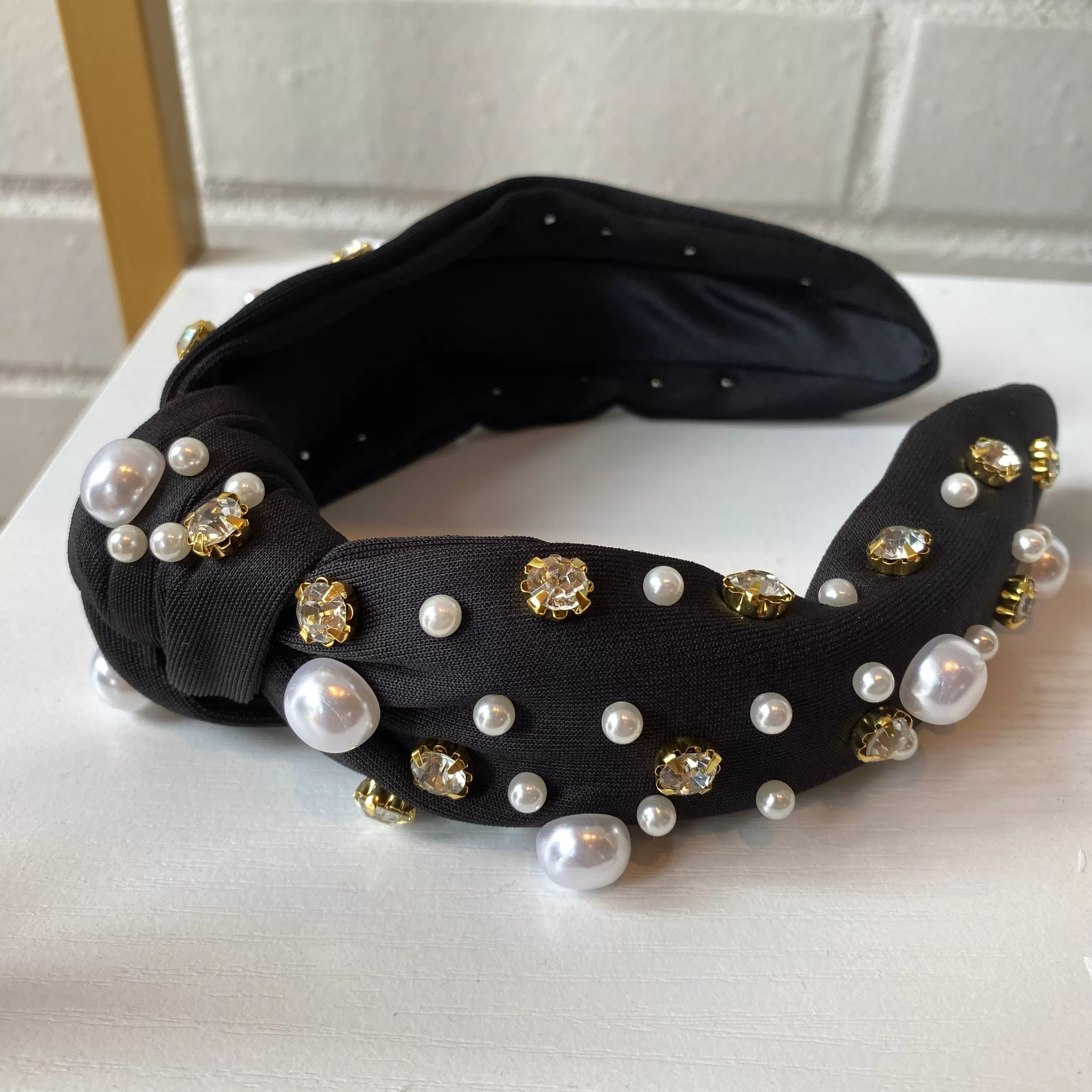 BLACK PEARL HEADBAND WITH GOLD DETAILING