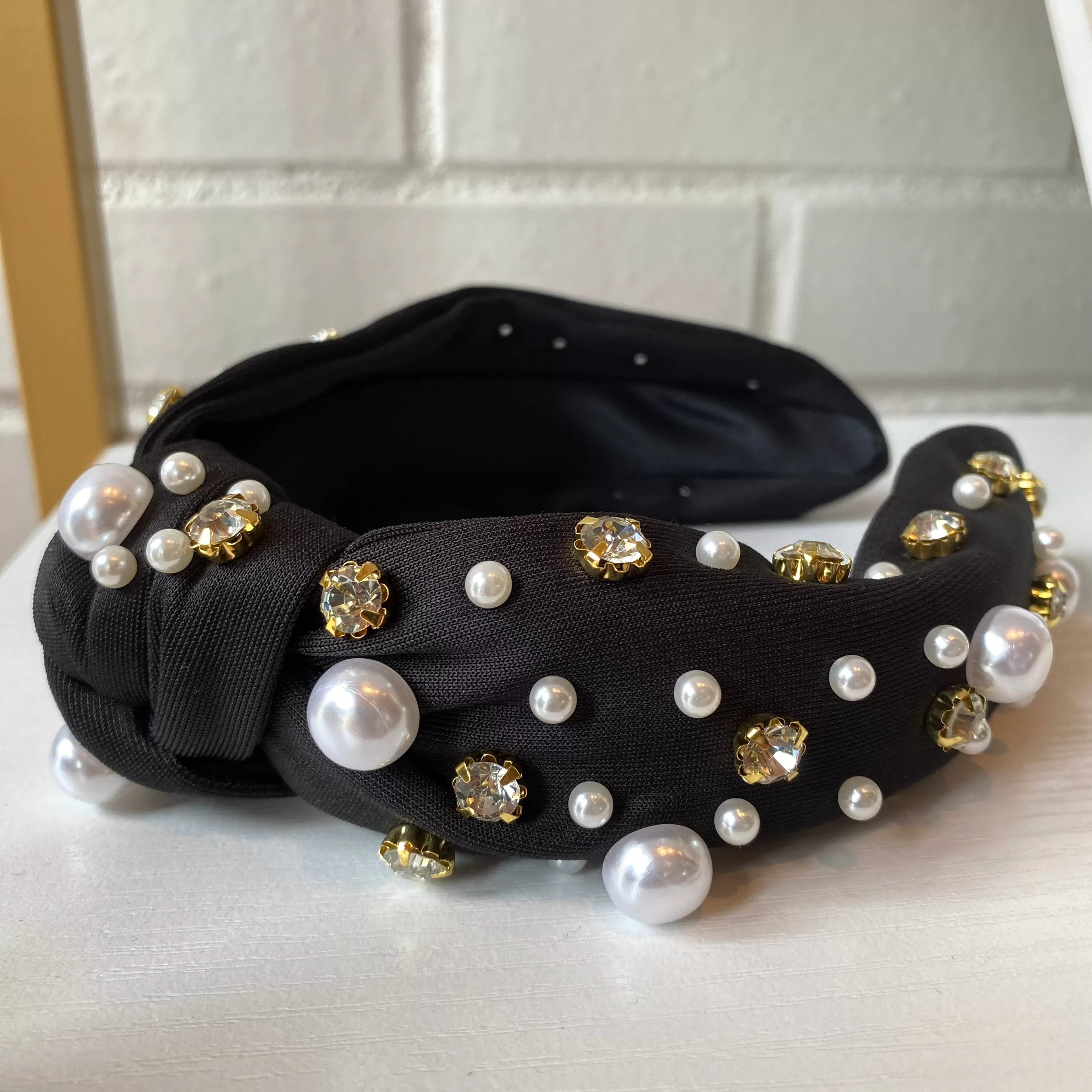 BLACK PEARL HEADBAND WITH GOLD DETAILING